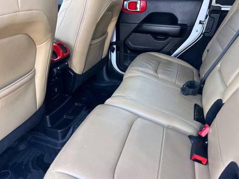 Used 2018 Jeep Wrangler Unlimited Sahara AWD/4WD image 15