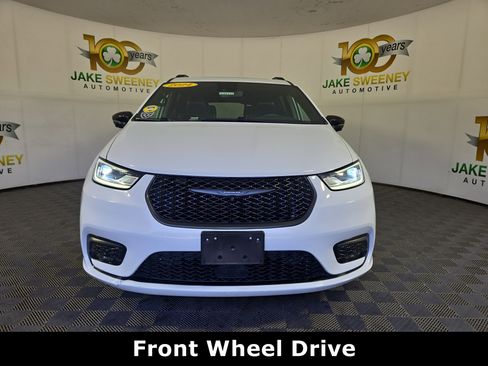 Used 2024 Chrysler Pacifica Premium FWD image 2