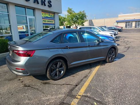 Used 2023 Volkswagen Jetta SE FWD image 3