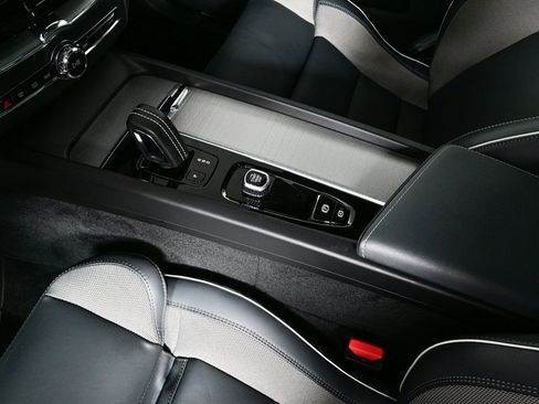 Used 2022 Volvo XC60 T8 R-Design w/ Advanced Package image 17