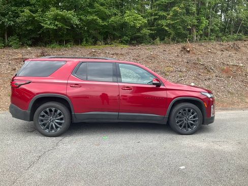 Used 2022 Chevrolet Traverse RS FWD image 4