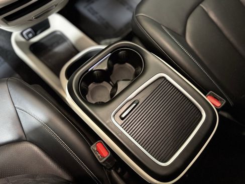 Used 2024 Chrysler Pacifica Touring-L image 16