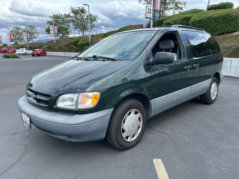 Used 2000 Toyota Sienna LE FWD image 2