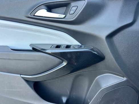 Used 2025 Chevrolet Trax LT w/ Driver Confidence Package image 9