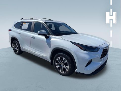 Used 2023 Toyota Highlander XLE image 2