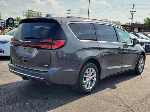 Used 2021 Chrysler Pacifica Touring-L AWD/4WD image 3