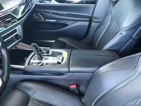 Used 2018 BMW 750i RWD image 17