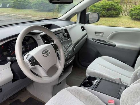 Used 2014 Toyota Sienna LE image 12
