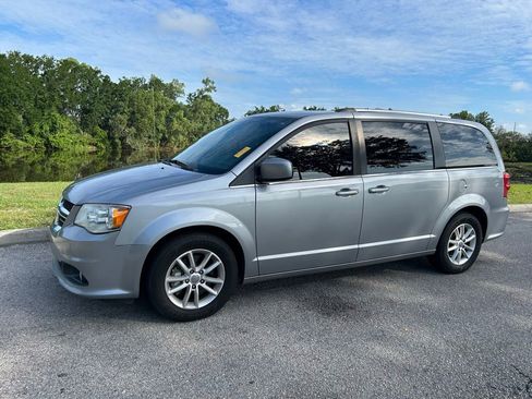 Used 2018 Dodge Grand Caravan SXT FWD image 2
