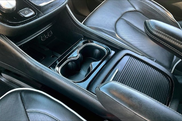 Used 2025 Chrysler Pacifica Limited FWD image 18