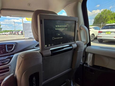Used 2020 Chrysler Pacifica Touring FWD image 10