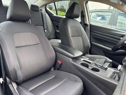 Used 2025 Nissan Altima 2.5 SV FWD image 31
