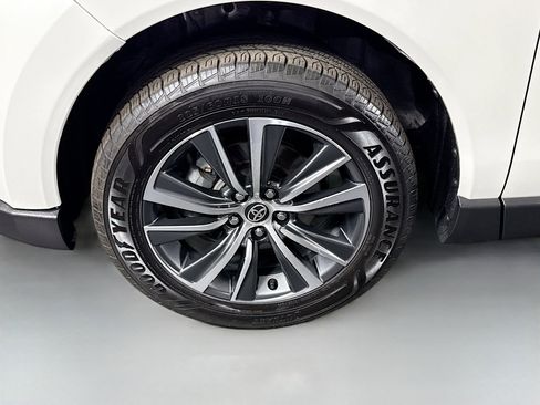 Used 2021 Toyota Venza LE AWD/4WD image 38