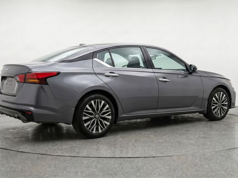 Used 2025 Nissan Altima 2.5 SV FWD image 9