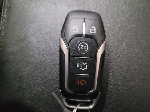 Used 2017 Ford Explorer XLT w/ Equipment Group 202A AWD/4WD image 32