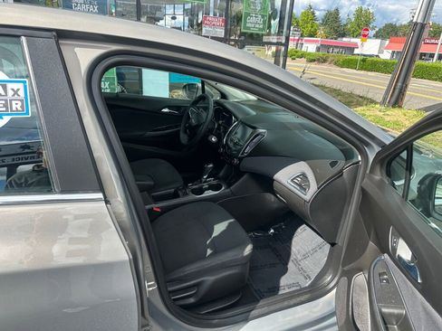 Used 2017 Chevrolet Cruze LT FWD image 14