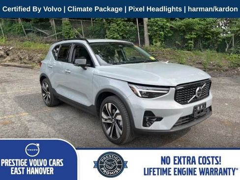 Used 2025 Volvo XC40 B5 Plus AWD/4WD image 1