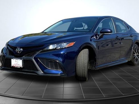 Used 2022 Toyota Camry SE image 3