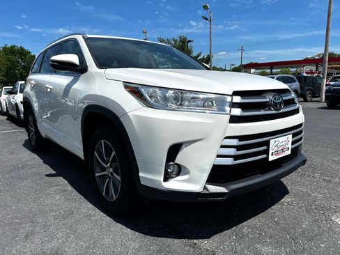 Used 2017 Toyota Highlander XLE image 3