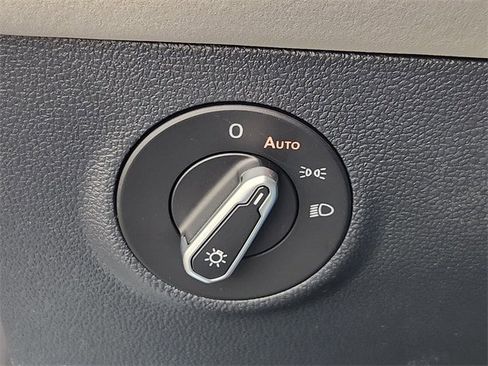 New 2025 Volkswagen Taos SE image 22