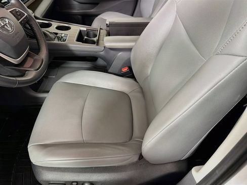 Used 2022 Toyota Sienna XLE w/ XLE Plus Package FWD image 26