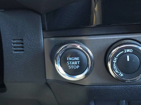 Used 2017 Toyota Tacoma TRD Sport AWD/4WD image 19