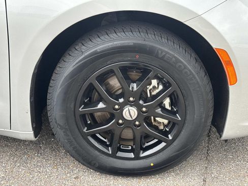 Used 2024 Chrysler Pacifica Touring-L FWD image 4