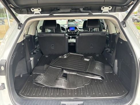 Used 2023 Toyota Highlander XLE AWD/4WD image 30