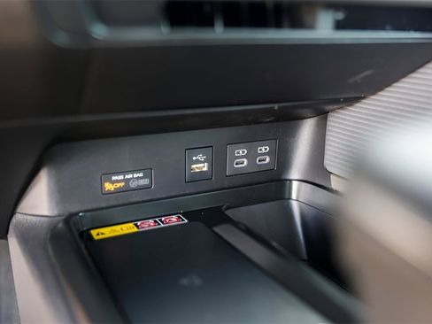 Used 2025 Toyota Camry SE image 19