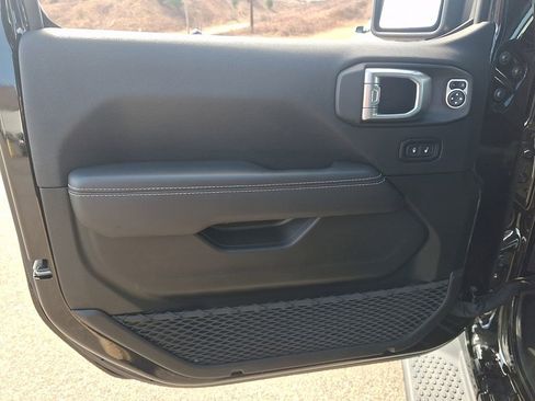 Used 2022 Jeep Wrangler Unlimited Sahara AWD/4WD image 12