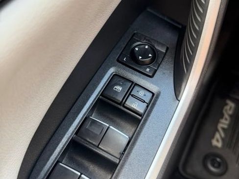 Used 2020 Toyota RAV4 Limited AWD/4WD image 19