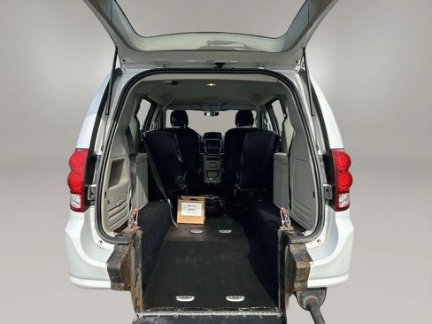 Used 2016 Dodge Grand Caravan American Value Package FWD image 23