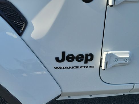 Used 2025 Jeep Wrangler Unlimited Sahara AWD/4WD image 28