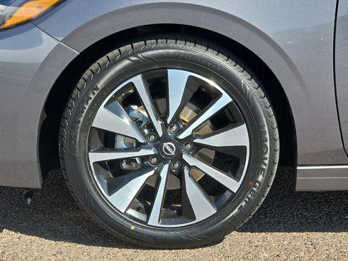Used 2025 Nissan Sentra SV w/ SV Premium Package FWD image 25
