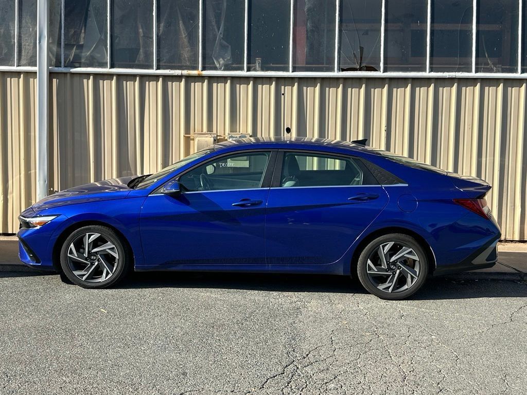 Used 2025 Hyundai Elantra Limited FWD image 2