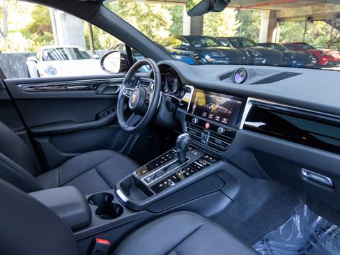Certified 2025 Porsche Macan image 53