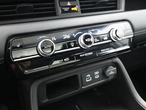 Used 2025 Honda Pilot Touring image 33