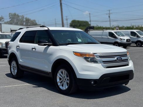 Used 2014 Ford Explorer XLT FWD image 3