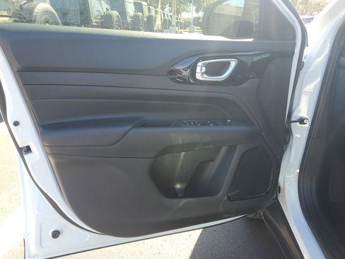 New 2026 Jeep Compass Latitude image 9