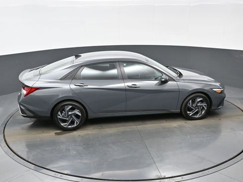 Certified 2025 Hyundai Elantra SEL image 37