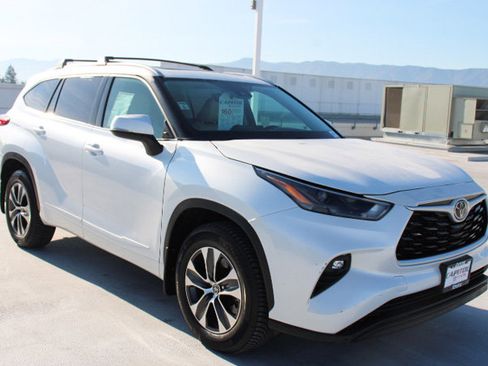 Certified 2022 Toyota Highlander XLE image 2