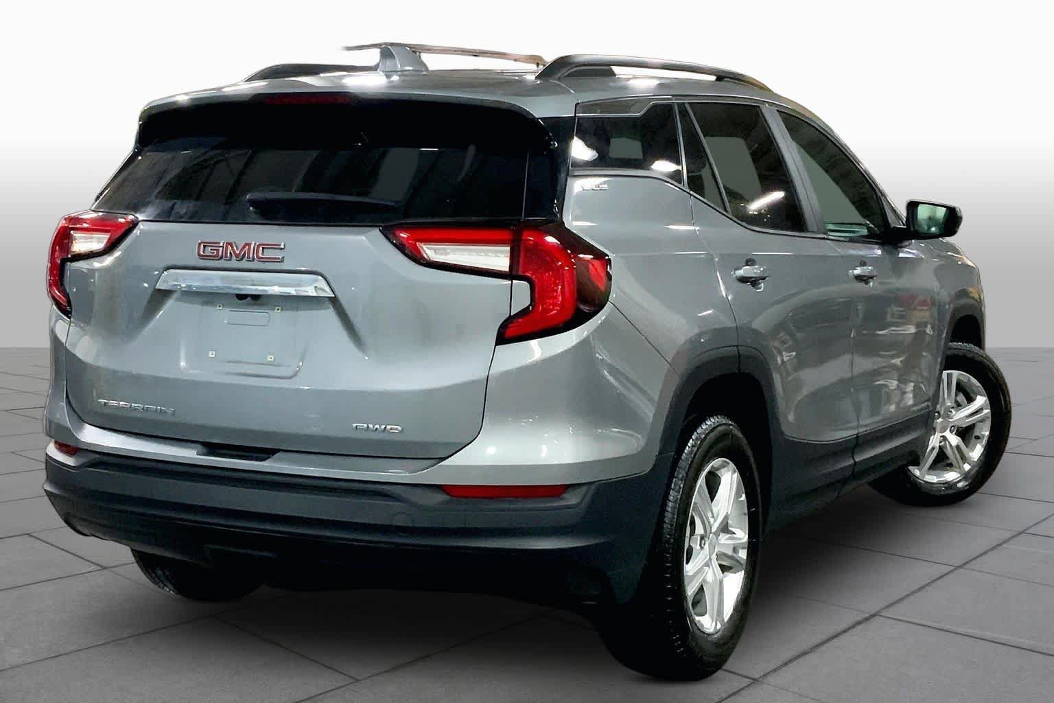 Used 2024 GMC Terrain SLE w/ Driver Convenience Package AWD/4WD image 13