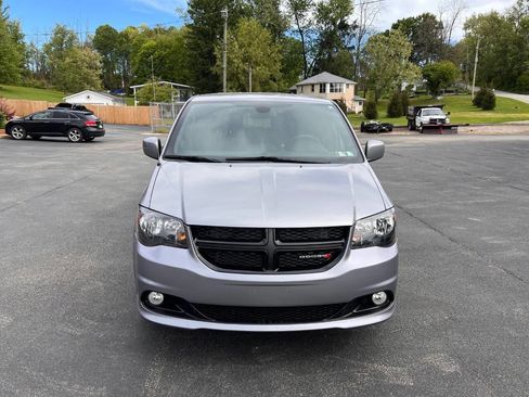 Used 2019 Dodge Grand Caravan SXT w/ Blacktop Package FWD image 2