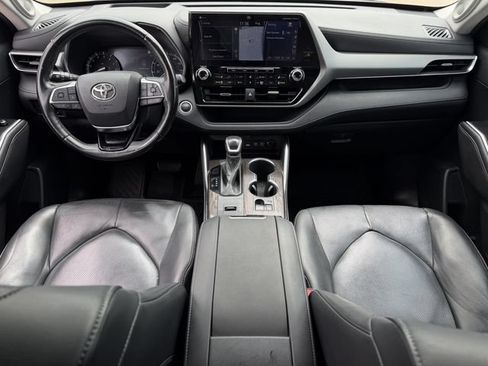 Used 2021 Toyota Highlander Platinum FWD image 11