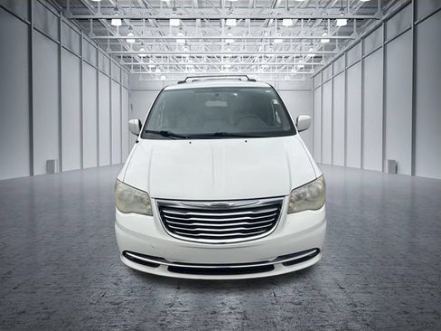 Used 2013 Chrysler Town & Country Touring FWD image 8