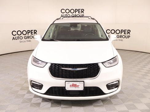 Used 2021 Chrysler Pacifica Touring-L FWD image 10