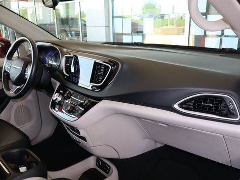 Used 2018 Chrysler Pacifica Touring-L w/ Premium Audio Group FWD image 47