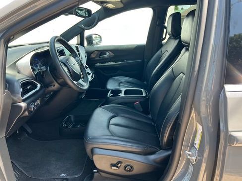 Used 2025 Chrysler Pacifica Select FWD image 3