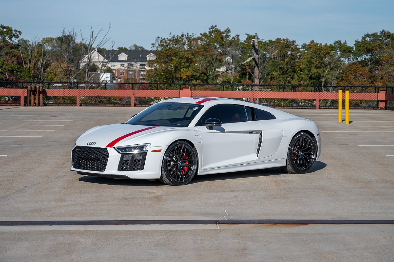 Used 2018 Audi R8 V10 w/ Premium Package RWD image 2