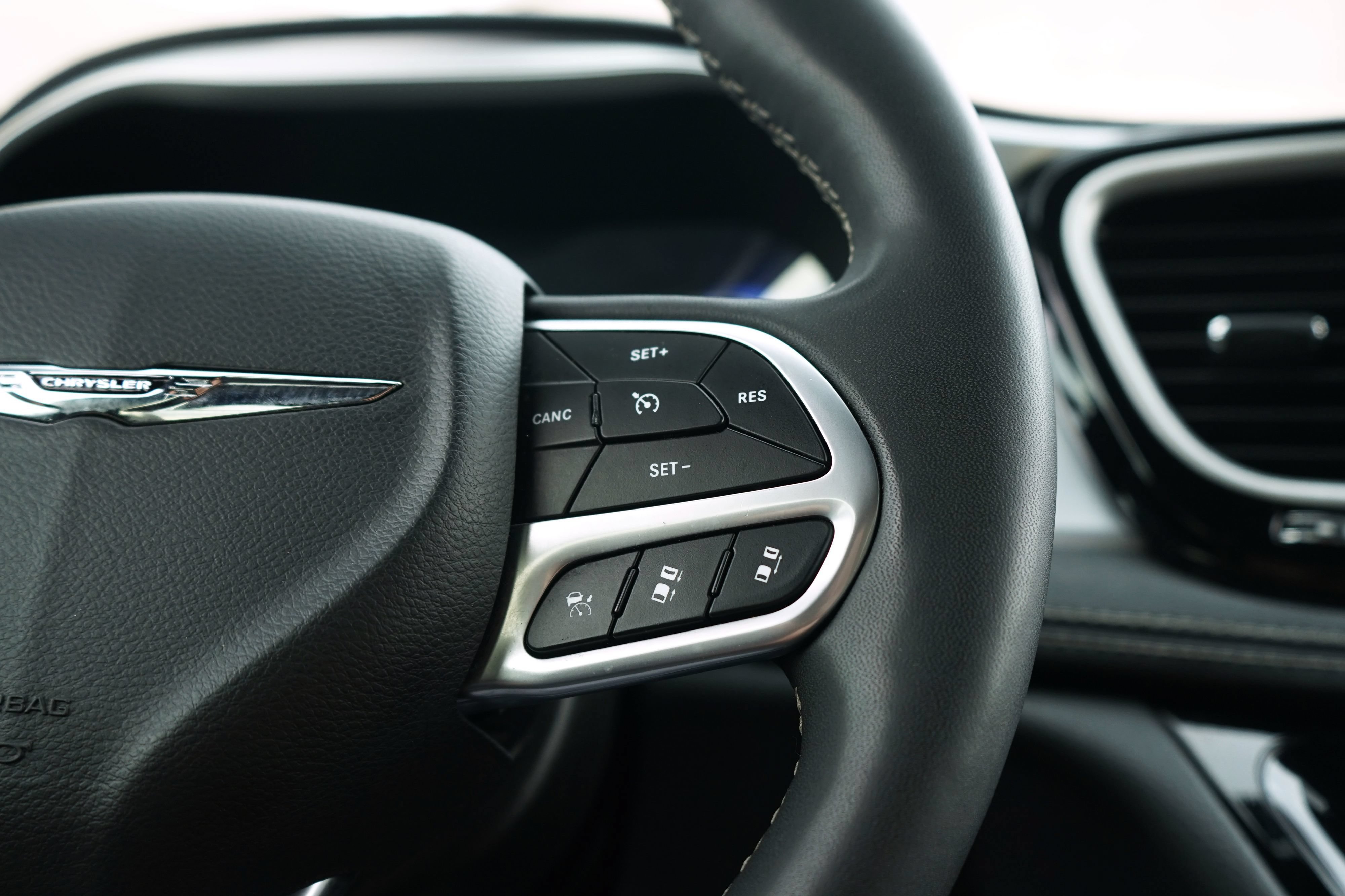 Used 2021 Chrysler Pacifica Touring-L w/ Uconnect Theater Family Group FWD image 19